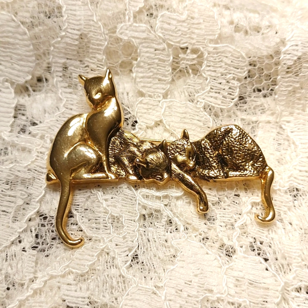 ⚜️ Vintage Triple Cat Pin - MFA